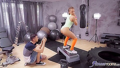 Influencer Fucks Big Dick In Gym